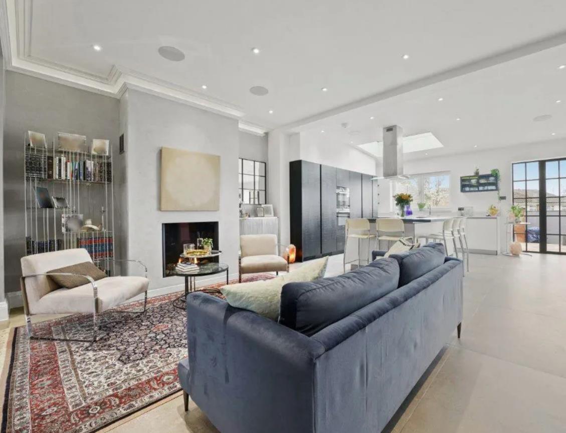 5 bed property in Gladstone Park Gardens, Dollis Hill